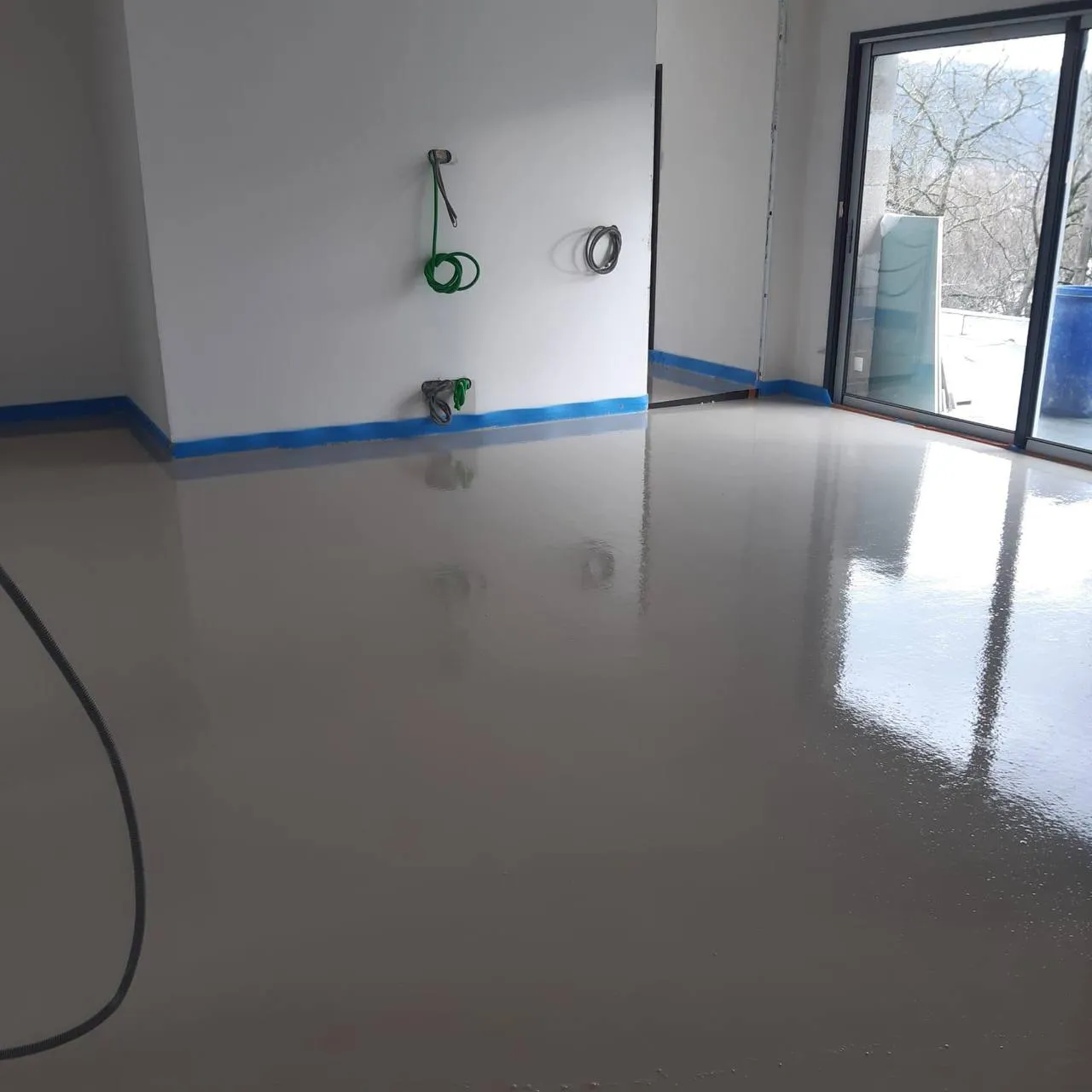 Chape liquide finition parfaite baie vitrée